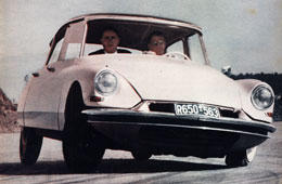 Tief in die Kurve neigt sich Citroën's DS 19 - der sensationellste Testwagen, den wir je geprüft haben. (AMS 20/1956)